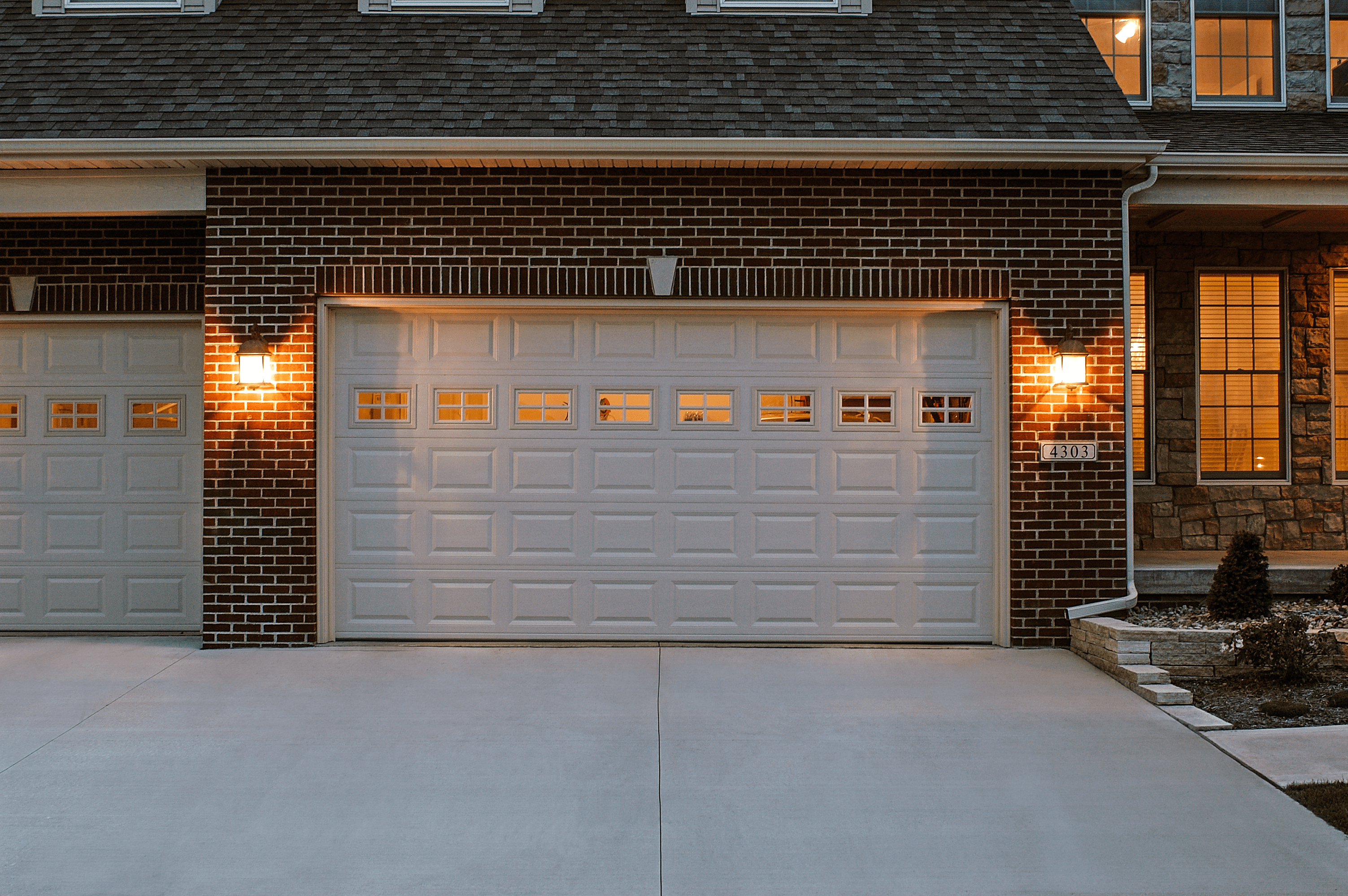 You are currently viewing Recognizing the Telltale Signs: When to Consider a New Garage Door